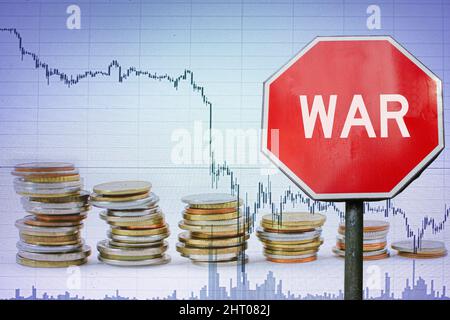 Kriegszeichen auf Wirtschaftshintergrund - Grafik und Münzen. Wirtschaftskrise aufgrund bewaffneter Konflikte. Stockfoto