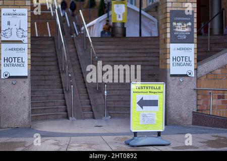 Stuttgart, 06. Januar 2022: Teststelle für Corona Rapid Check Antigen auch pcr. Testen von 2G Plus-Regeln. Hotel Meridien in Stuttgart, Deutschland. Stockfoto