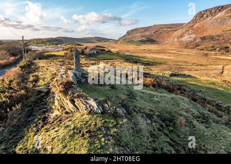 Luftaufnahme eines stehenden Steins in Glencolumbkille in der Grafschaft Donegal, Republik Irleand. Stockfoto