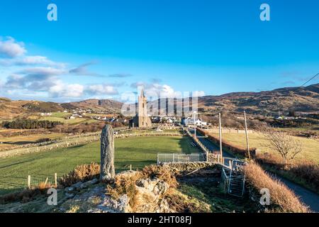 Luftaufnahme eines stehenden Steins in Glencolumbkille in der Grafschaft Donegal, Republik Irleand. Stockfoto