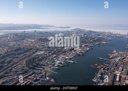 Wladiwostok, Russland - 5. Februar 2022:der Blick von der Spitze der Bucht, Häuser und Straßen der Stadt. Stockfoto