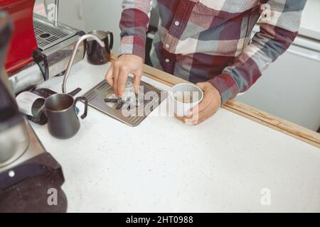 Nahaufnahme der Hand mit der Waschanlage Stockfoto