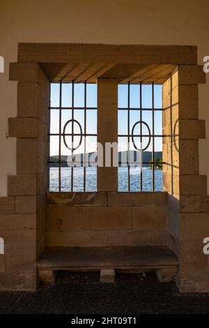 Edersee Stützmauer in Deutschland. Durch das Außenfenster des Staudammgebäudes am Stausee aufgenommen. Stockfoto