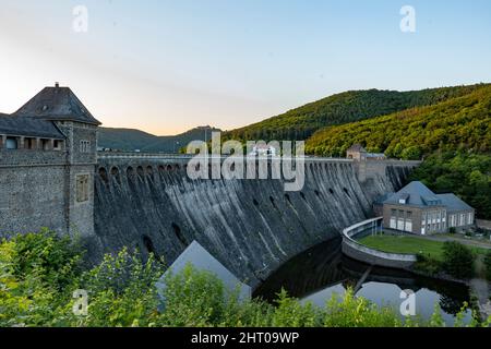 Edersee Stützmauer in Deutschland. Erneuerbare Energie durch Wasserkraft Stockfoto