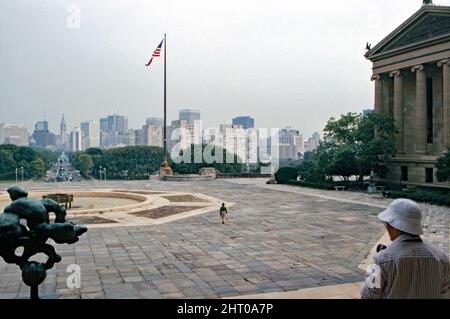 Ein Blick aus dem Jahr 1980 nach Südosten auf den Benjamin Franklin Parkway über die Innenstadt von Philadelphia, Pennsylvania, USA. Die Aussicht ist vom Philadelphia Museum of Art auf Fairmount. Teile des Museums wurden für die Centennial Exposition 1876 gebaut. Das Hauptgebäude des Museums wurde 1928 fertiggestellt. Dieses Bild stammt aus einer alten amerikanischen Amateur-Farbtransparenz – einem Vintage-Foto aus dem Jahr 1980s. Stockfoto