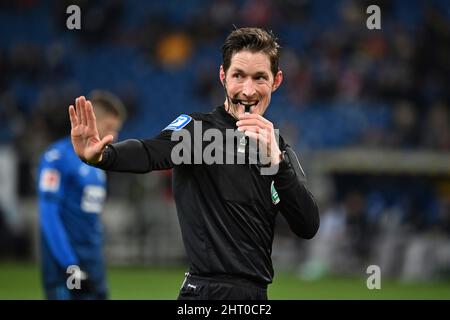 Sinsheim, Deutschland. 25.. Februar 2022. Schiedsrichter Dr. Matthias JOELLENBECK, Geste, gibt Anweisungen, Einzelbild, Einzelmotiv geschnitten, Halbe Figur, halbe Figur. Fußball 1. Bundesliga-Saison 2021/2022, 24.Spieltag, matchday24. TSG 1899 Hoffenheim-VFB Stuttgart 2-1, am 25.. Februar 2022, PreZero Arena Sinsheim. Kredit: dpa/Alamy Live Nachrichten Stockfoto