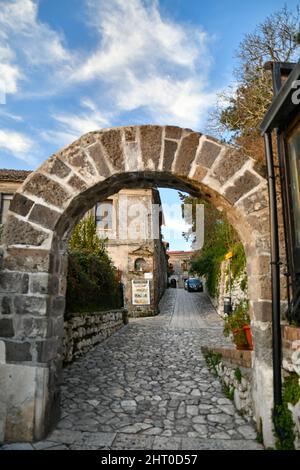 Eine schmale Straße zwischen den alten Steinhäusern des ältesten Bezirks der Stadt Caserta, Italien. Stockfoto