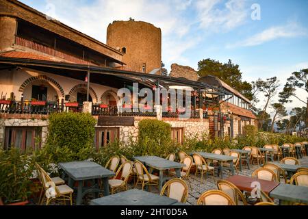 Eine schmale Straße zwischen den alten Steinhäusern des ältesten Bezirks der Stadt Caserta. Stockfoto