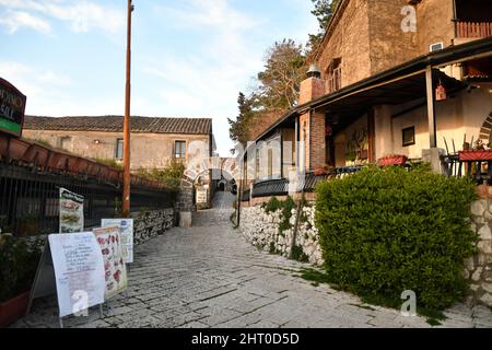 Eine schmale Straße zwischen den alten Steinhäusern des ältesten Bezirks der Stadt Caserta. Stockfoto