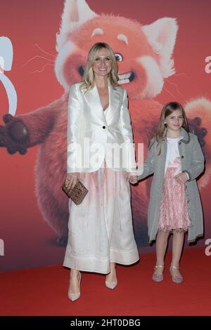 Rom, Italien. 25.. Februar 2022. Serena Autieri (L) nimmt am roten Teppich des Disney-Films Red im Space Cinema Moderno Teil. (Foto: Mario Cartelli/SOPA Images/Sipa USA) Quelle: SIPA USA/Alamy Live News Stockfoto