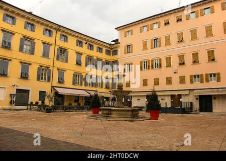 Der historische Piazza Delle Erbe im Zentrum von Rovereto im Trentino, Nordostitalien Stockfoto