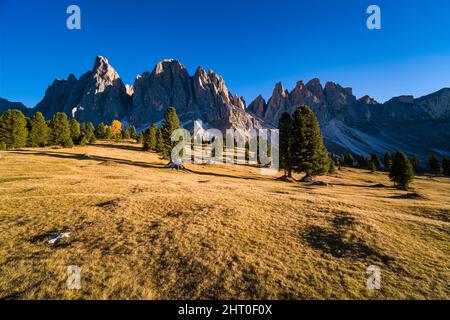 Blick auf Nordwände und Gipfel der Geisler-Gruppe, von der Geisler-Alm im Herbst gesehen. Stockfoto