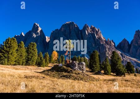 Blick auf Nordwände und Gipfel der Geisler-Gruppe, von der Geisler-Alm im Herbst gesehen. Stockfoto