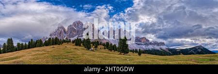 Panoramablick auf Nordwände und Gipfel der Geisler Gruppe, von der Geisler Alm im Herbst gesehen. Stockfoto