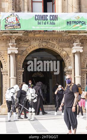 Die Schauspieler, die Star Wars-Charaktere mit ihren auffälligen Uniformen repräsentieren Stockfoto