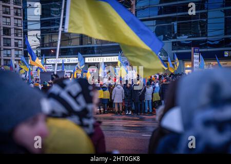 Toronto, Kanada. 25.. Februar 2022. Demonstranten halten während einer Kundgebung gegen die russische Invasion in die Ukraine Flaggen fest. Der Ukrainische Kanadische Kongress (Toronto Branch) organisierte eine ìStand mit Ukraineî-Notfallkundgebung im ukrainischen Konsulat in Toronto. Kredit: SOPA Images Limited/Alamy Live Nachrichten Stockfoto