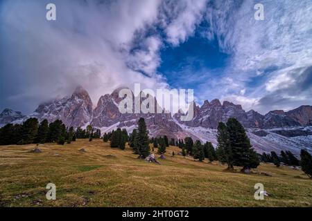 Blick auf Nordwände und Gipfel der Geisler-Gruppe, von der Geisler-Alm im Herbst gesehen. Stockfoto