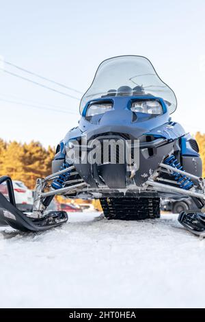 Schneemobil im Winter. Schneemobilfahren im Winter im Norden. Extreme Art von Outdoor-Wintersport. Stockfoto