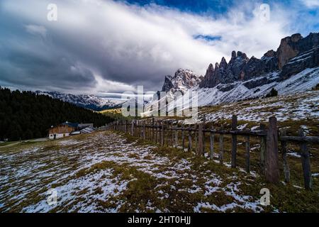 Blick auf die Nordwände und Gipfel der Geisler-Gruppe, von der Brogles Hütte, Rifugio Malga Brogles, nach Schneefall im Herbst gesehen. Stockfoto