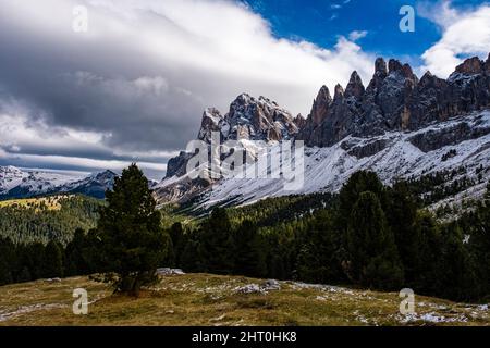 Blick auf die Nordwände und Gipfel der Geisler-Gruppe, von der Brogles Hütte, Rifugio Malga Brogles, nach Schneefall im Herbst gesehen. Stockfoto