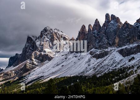 Blick auf die Nordwände und Gipfel der Geisler-Gruppe, von der Brogles Hütte, Rifugio Malga Brogles, nach Schneefall im Herbst gesehen. Stockfoto