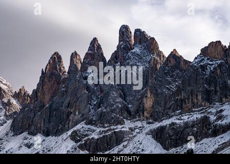 Blick auf die Nordwände und Gipfel des westlichen Teils der Geisler-Gruppe, von der Brogles Hütte, Rifugio Malga Brogles, nach Schneefall im Herbst gesehen. Stockfoto