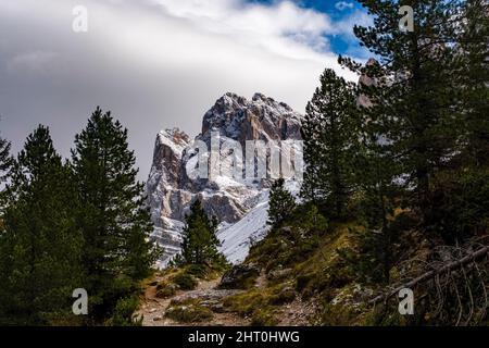 Blick auf die Nordwände und Gipfel des östlichen Teils der Geisler-Gruppe, von der Brogles Hütte, Rifugio Malga Brogles, nach Schneefall im Herbst gesehen. Stockfoto