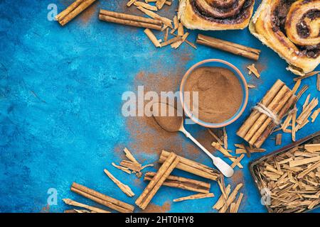 Cinnamomum verum. Zimtstangen und Pulver Stockfoto