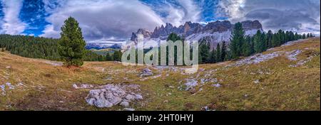 Panoramablick auf die Nordwände und Gipfel der Geisler-Gruppe, von der Brogles Hütte, Rifugio Malga Brogles, nach Schneefall im Herbst gesehen. Stockfoto