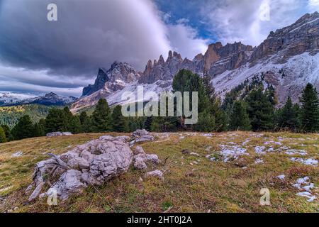 Blick auf die Nordwände und Gipfel der Geisler-Gruppe, von der Brogles Hütte, Rifugio Malga Brogles, nach Schneefall im Herbst gesehen. Stockfoto