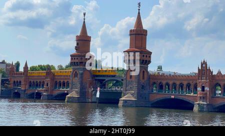 Oberbaumbrücke, eine Doppeldeckerbrücke über die Berliner Spree Stockfoto