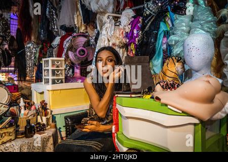 Bangkok, Thailand. 25.. Februar 2022. Die thailändische Drag Queen Angele Anang wendet Eyeliner an, bevor sie als Beyoncé in einer lokalen Bar in Bangkok auftrat.die thailändischen Drag Queens bereiten sich vor einer Show in einer lokalen Bar in Bangkok vor. Obwohl Thailand im Rahmen seines „Test and Go“-Programms ohne Quarantäne die Anforderungen an Touristen gelockert hat, dürfen das Nachtleben und die Unterhaltung trotz des aktuellen Anstiegs der COVID-19-Infektionen, mit durchschnittlich über 20.000 gemeldeten Fällen pro Tag, fortgesetzt werden. (Foto von Matt Hunt/SOPA Images/Sipa USA) Quelle: SIPA USA/Alamy Live News Stockfoto