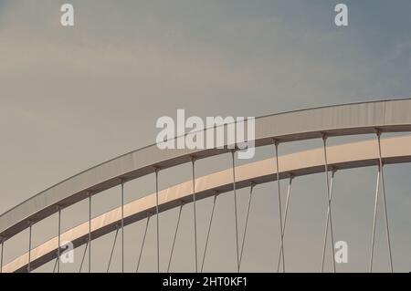 Brückenspanner und atemberaubender Blick auf den Himmel an einem sonnigen Tag in Straßburg, Frankreich Stockfoto