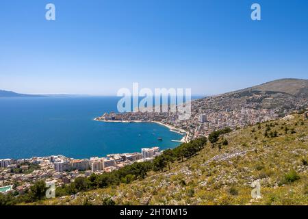 Stadtbild vom Kuzum Baba-Hügel aus gesehen. Luftaufnahme der Stadt, Stadtpanorama des Stadtzentrums von Vlore Stockfoto