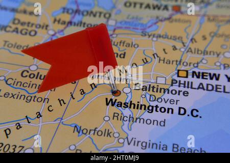 Washington DC auf der Karte mit roter Flagge in den USA markiert Stockfoto