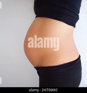 Die Schwangerschaft ist wunderschön. Zugeschnittenes Bild einer Seitenansicht des womanamp039s-Bauch-Schwangers. Stockfoto