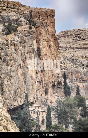 Wadi Qelt in der Judäischen Wüste in der Nähe von Jerusalem, Israel. Natur, Stein, Felsen, Schlucht und Oase. Ungesehene, unbekannte, unerforschte Orte, verstecktes Reiseziel Stockfoto