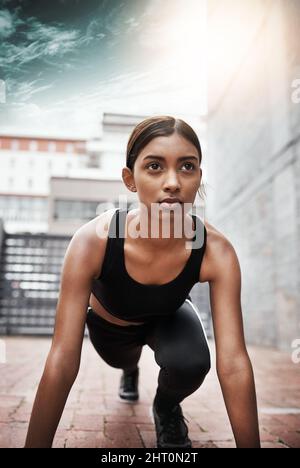 Seien Sie Ihr eigener bester Konkurrent. Aufnahme einer sportlichen jungen Frau, die im Freien trainiert. Stockfoto