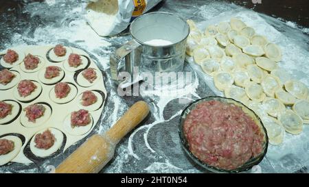 Fleisch Knödel - russische Pelmeni auf hölzernen Hintergrund Stockfoto