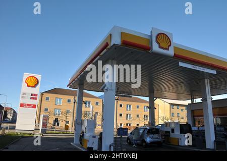 Kopenhagen/Dänemark./26. Februar 2022/.Shell Tankstelle in Kastrup dänische Hauptstadt Kopenhagen Dänemark. (Foto..Francis Dean/Dean Picturs) Stockfoto