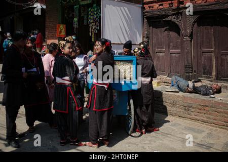 Bhaktapur, Bagmati, Nepal. 26.. Februar 2022. Ein Mann, der tagsüber in Bhaktapur vor dem Haus schläft. (Bild: © Amit Machamasi/ZUMA Press Wire) Bild: ZUMA Press, Inc./Alamy Live News Stockfoto