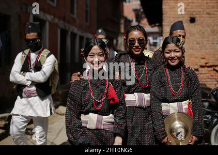 Bhaktapur, Bagmati, Nepal. 26.. Februar 2022. Mädchen mit traditioneller Kleidung posiert für ein Foto, bevor das Kulturprogramm in Bhaktapur beginnt. (Bild: © Amit Machamasi/ZUMA Press Wire) Bild: ZUMA Press, Inc./Alamy Live News Stockfoto