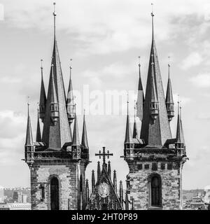 Gotische Türme der Tyn-Kirche in Prag, Tschechien. Schwarzweiß-Fotografie, architektonische Details Stockfoto