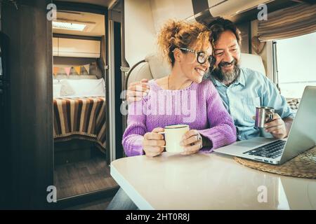 Camper van Reisende genießen und verwenden Laptop-Computer zusammen im Camper van rv. Moderne Menschen und Roaming Internet-Verbindungstechnik. Intelligentes Arbeiten Stockfoto