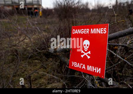 Non Exclusive: SIURTE, UKRAINE - 19. FEBRUAR 2022 - das rote Schild "Danger Mines" ist während einer militärischen Übung für Zivilisten abgebildet, die vom durchgeführt wurde Stockfoto