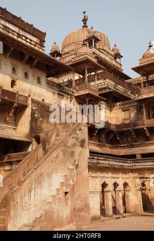 Gewölbte Bastionen auf dem Innenhof des Jahangir Mahal Palace, erbaut im 17..Jahrhundert von Bundela Kings in Orchha in Madhya Pradesh, Indien Stockfoto