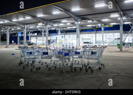 Moskau. Russland. 25. Februar 2022. Viele leere Metallkarren auf dem Parkplatz vor dem METRO-Hypermarkt. Selektiver Fokus. Leere Einkaufswagen auf der Straße vor dem Laden. Stockfoto