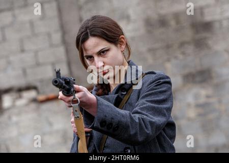 Non Exclusive: SIURTE, UKRAINE - 19. FEBRUAR 2022 - Eine Frau zeigt während einer militärischen Übung für Zivilisten, die von der Bewegung der V durchgeführt wurde, auf ein Gewehr Stockfoto