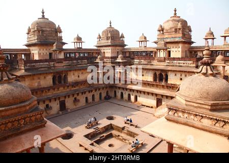 Gewölbte Bastionen auf dem Innenhof des Jahangir Mahal Palace, erbaut im 17..Jahrhundert von Bundela Kings in Orchha in Madhya Pradesh, Indien Stockfoto