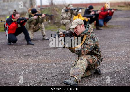 Non Exclusive: SIURTE, UKRAINE - 19. FEBRUAR 2022 - ein Instruktor zeigt die knieende Position während einer militärischen Übung für Zivilisten, die von Th Stockfoto
